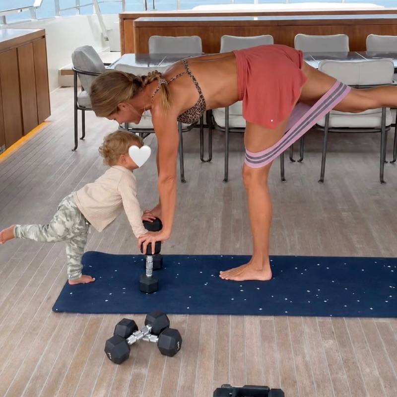 Gisele Bündchen mostra caçula imitando exercício: <i>Eles já começam a nos observar</i>. Veja os momentos mais fofos do filho dela com Joaquim Valente