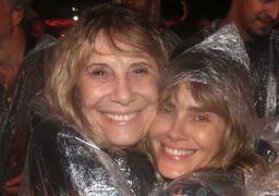 De <i>Senhora do Destino</i> para vida! Renata Sorrah e Carolina Dieckmmann curtem <i>show</i> juntas