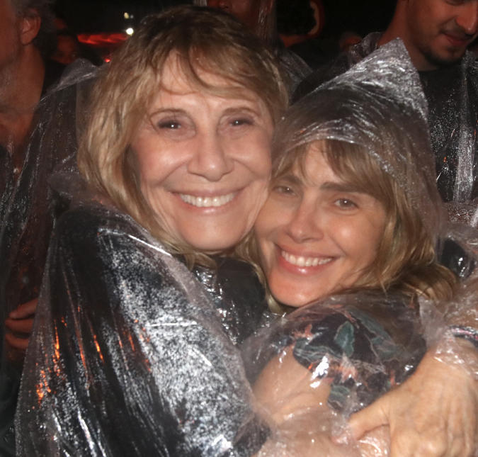 De <i>Senhora do Destino</i> para vida! Renata Sorrah e Carolina Dieckmmann curtem <i>show</i> juntas