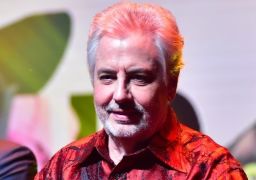 Roberto de Carvalho, viúvo de Rita Lee, posa ao lado de nova namorada