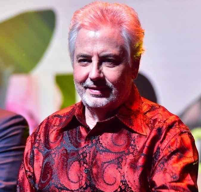 Roberto de Carvalho, viúvo de Rita Lee, posa ao lado de nova namorada