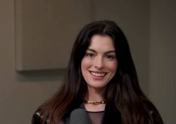 Anne Hathaway posa mostrando barriguinha de grávida e rebate rumores após <i>première</i> de <i>The End of Oak Street</i>