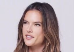 Uau! Alessandra Ambrósio exibe luxuosa aliança após pedido de casamento