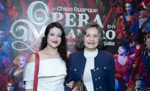 Após foto ao lado de Mauro Mendonça em leito hospitalar, Rosamaria Murtinho rouba a cena em pré-estreia