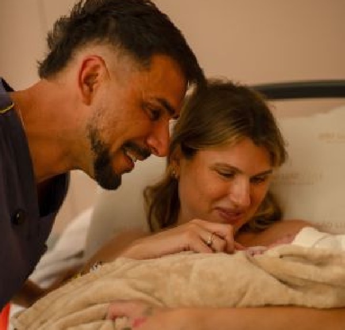 Fim do mistério! Karoline Kleine, esposa de Júlio Rocha, dá à luz uma menina e revela nome