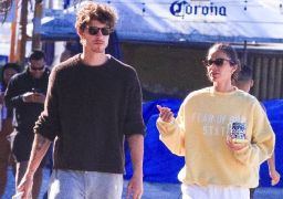Bruna Marquezine e Shawn Mendes viajam para Angola e visitam projeto social