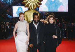 Marina Ruy Barbosa, Lázaro Ramos e Leandra Leal posam no tapete vermelho do <i>Festival de Cinema de Gramado</i>
