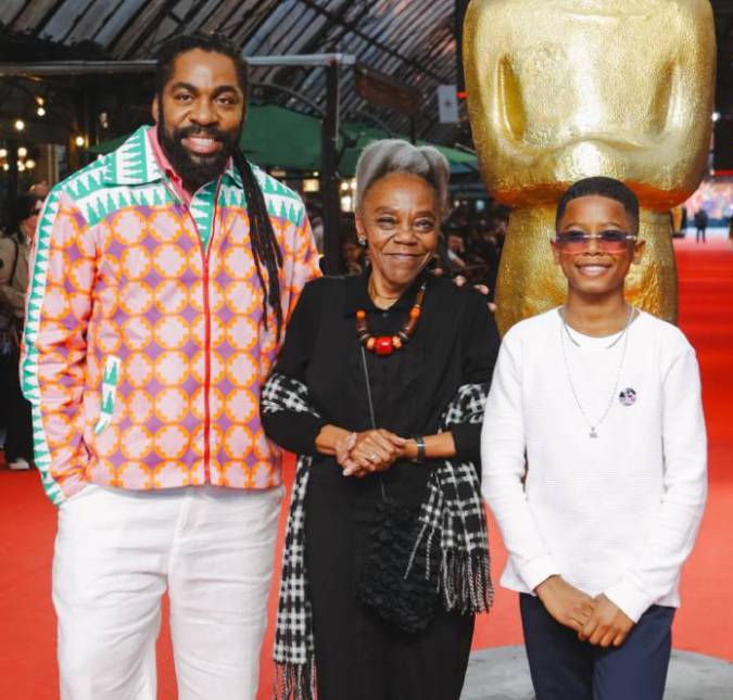 Lázaro Ramos e elenco de <i>Feito Pipa</i> posam no tapete vermelho do <i>Festival de Cinema de Gramado</i>