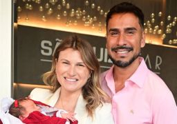 Julio Rocha enaltece Karoline Kleine ao relembrar nascimento da filha em parto humanizado: <i>Ela comandou a sala</i>