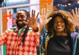 Lázaro Ramos e Zezé Motta são homenageados na calçada da fama do <i>Festival de Cinema de Gramado</i>