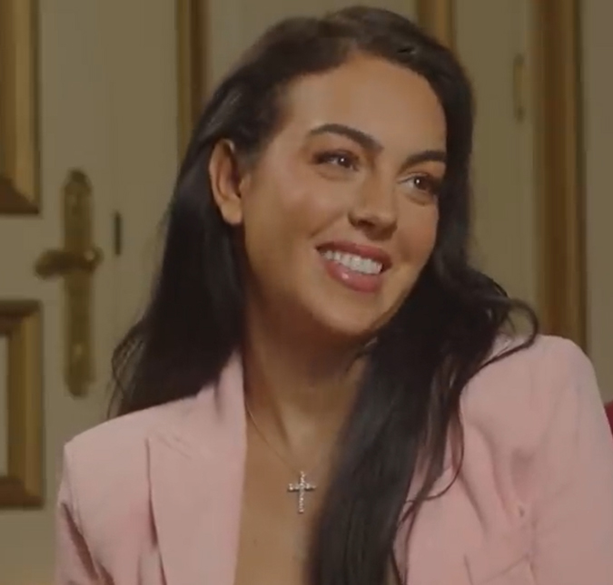 Georgina Rodríguez explica decisão de se casar com Cristiano Ronaldo na sala de estar de sua casa