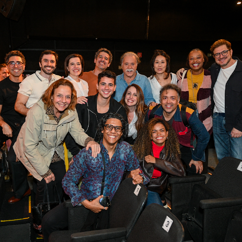 Elenco de <i>Quem Ama Cuida</i> se reúne em estreia VIP da peça <i>O Formigueiro</i>, com Rodrigo Fagundes