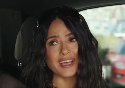 Vovó coruja! Salma Hayek encanta fãs ao compartilhar vídeo com o primeiro neto