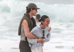 Na Itália para a Semana de Moda de Milão, Bruna Marquezine e Shawn Mendes são flagrados em hotel cinco estrelas. Assista!