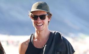 Shawn Mendes surge em novas fotos e arrisca legenda em inglês e português: <i>Thank you Pai!</i>