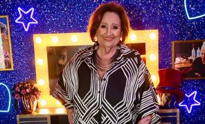 Déa Lúcia se emociona durante estreia de <i>Meu Filho é Um Musical</i>, em homenagem a Paulo Gustavo