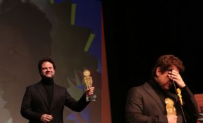 Selton Mello é homenageado em festival e se emociona ao falar dos pais