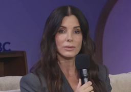 Sandra Bullock relembra batalha do namorado contra a ELA e revela por que manteve tudo em segredo