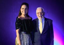 Após polêmica com ex, Carlos Alberto de Nóbrega se declara para esposa 40 anos mais nova: <i>Amor não precisa ser explicado</i>