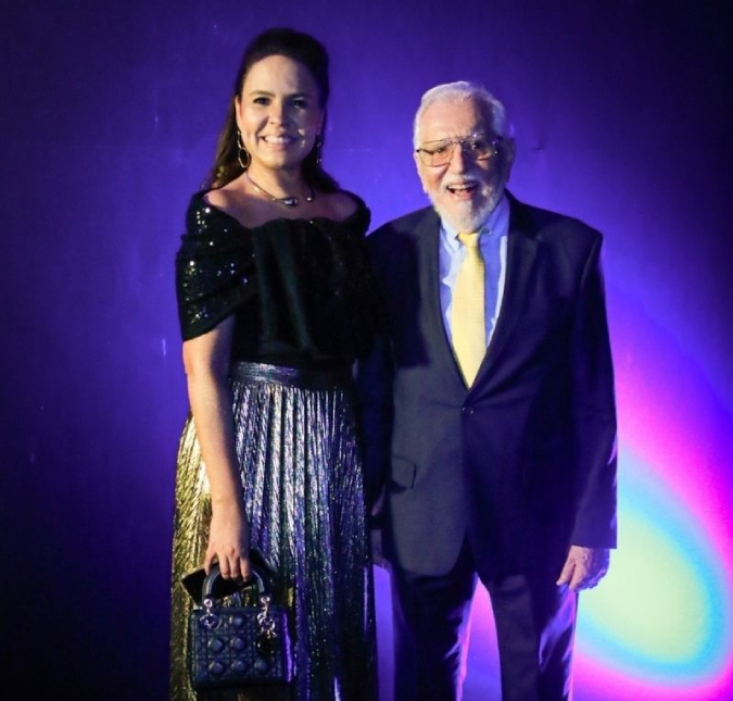Após polêmica com ex, Carlos Alberto de Nóbrega se declara para esposa 40 anos mais nova: <i>Amor não precisa ser explicado</i>