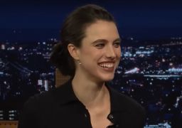 Descalça? Margaret Qualley usa sapato polêmico da <i>Chanel</i> em estreia de filme