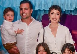 Fabiana Justus renova votos com Bruno Levi D'Ancona em frente à praia na Bahia