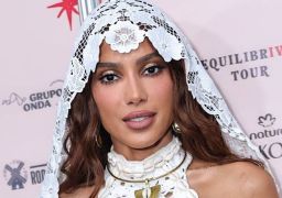 Uau! Anitta rouba a cena e surge com figurino ousado em show no Rio de Janeiro