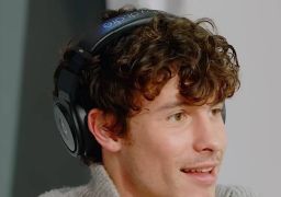 Shawn Mendes arrisca português durante visita a projeto social em Angola