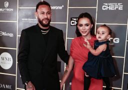 Sabia que Mavie possui uma bolsa de grife avaliada em mais de dez mil reais? Veja os momentos luxuosos da filha de Bruna Biancardi com Neymar Jr.