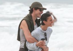 De volta ao Brasil, Shawn Mendes e Bruna Marquezine trocam beijos durante passeio na praia