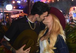 Luan Pereira troca beijos apaixonados com a noiva Victoria Miranda em evento sertanejo