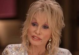 Khloé Kardashian, Jamie Lee Curtis, Reba McEntire... Celebridades prestam homenagens a Dolly Parton