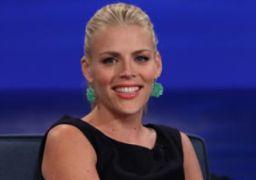 Busy Philipps revela que morte de James Van Der Beek a levou a descobrir tumor no cérebro