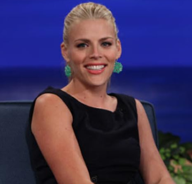 Busy Philipps revela que morte de James Van Der Beek a levou a descobrir tumor no cérebro