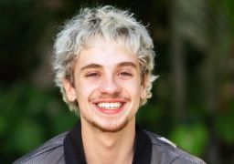 Após término com Marina Sena, Juliano Floss curte viagem para Goiás acompanhado