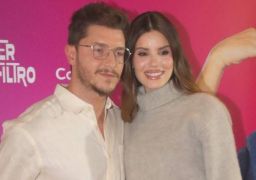 Klebber Toledo abre coração sobre paternidade e começo com Camila Queiroz: <i>A gente não teve a identificação imediata</i>