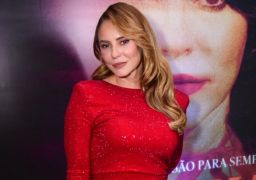 Paolla Oliveira deixa lingerie à mostra ao usar <i>look</i> com transparência