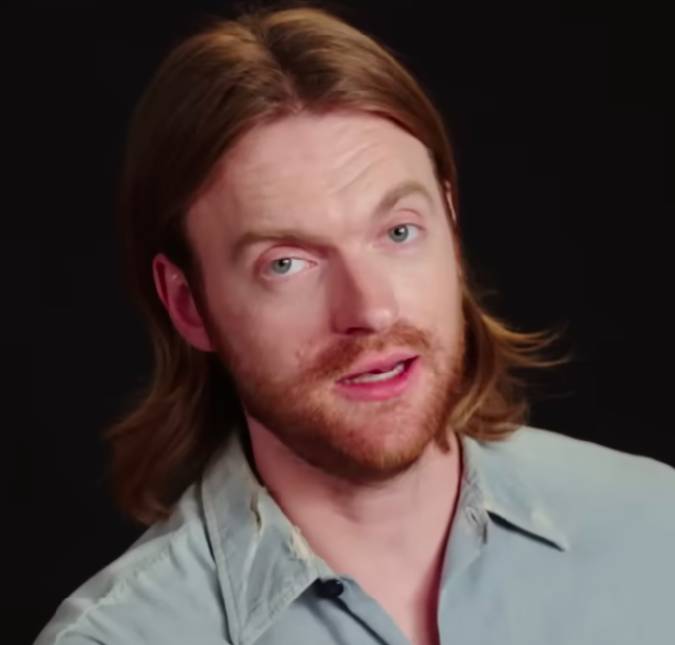 Finneas O’Connell e Claudia Sulewski se casam em cerimônia luxuosa na Califórnia, Estados Unidos