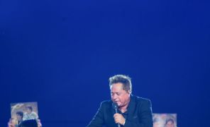 Leonardo homenageia Leandro na última noite de <i>shows</i> da Festa do Peão de Barretos; veja como foi