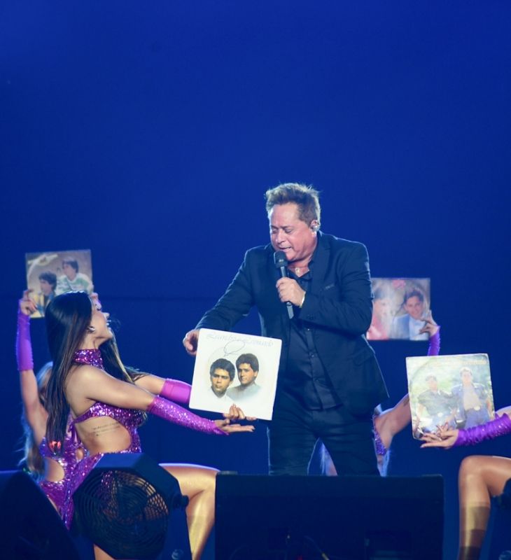 Leonardo homenageia Leandro na última noite de <i>shows</i> da Festa do Peão de Barretos; veja como foi