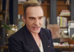 Após críticas, John Galliano desiste de ser o homenageado do <I>Met Gala 2027</i>
