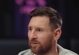 Lionel Messi anuncia aposentadoria da Seleção Argentina e recebe homenagem da esposa