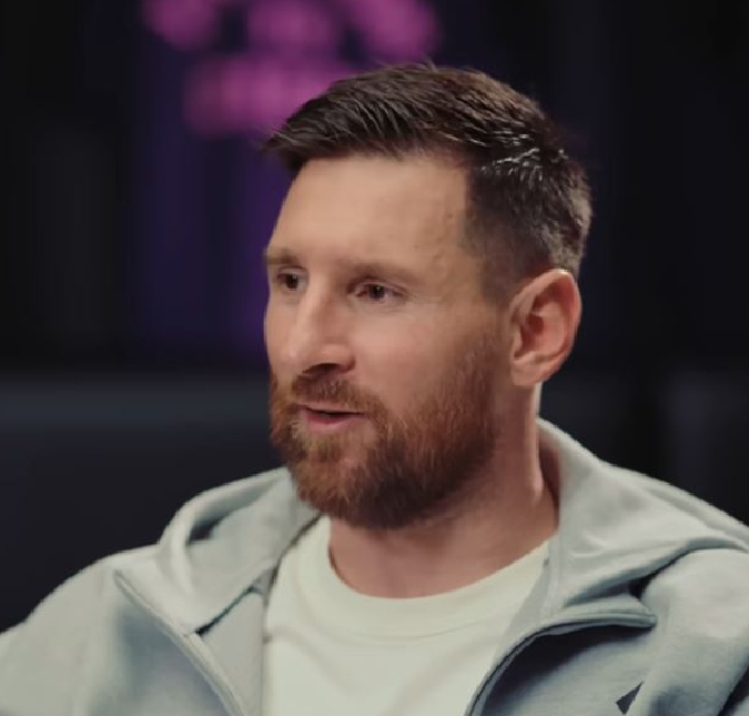 Lionel Messi anuncia aposentadoria da Seleção Argentina e recebe homenagem da esposa