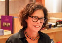 Em recuperação de cirurgia, Andréa Beltrão prestigia lançamento de livro da filha no Rio de Janeiro