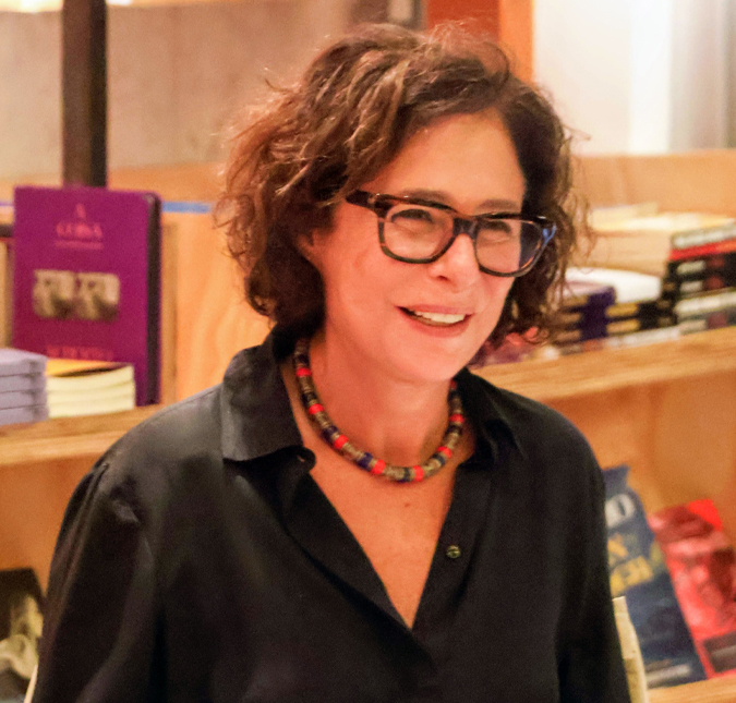 Em recuperação de cirurgia, Andréa Beltrão prestigia lançamento de livro da filha no Rio de Janeiro