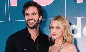 Lili Reinhart e Tom Bateman participam de première de <I>A Hipótese do Amor</i> em São Paulo