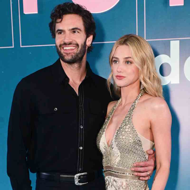 Lili Reinhart e Tom Bateman participam de première de <I>A Hipótese do Amor</i> em São Paulo