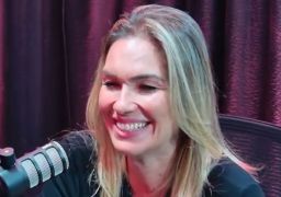 Ex-paquita Andrezza Cruz surpreende ao mostrar antes e depois com o marido após 21 anos de relacionamento