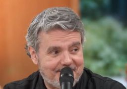 Cássio Gabus Mendes relembra primeira cena na televisão: - <i>Eu não sei como eu consegui falar ali</i>