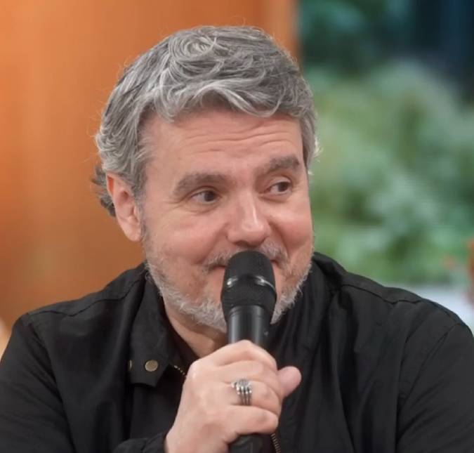 Cássio Gabus Mendes relembra primeira cena na televisão: - <i>Eu não sei como eu consegui falar ali</i>